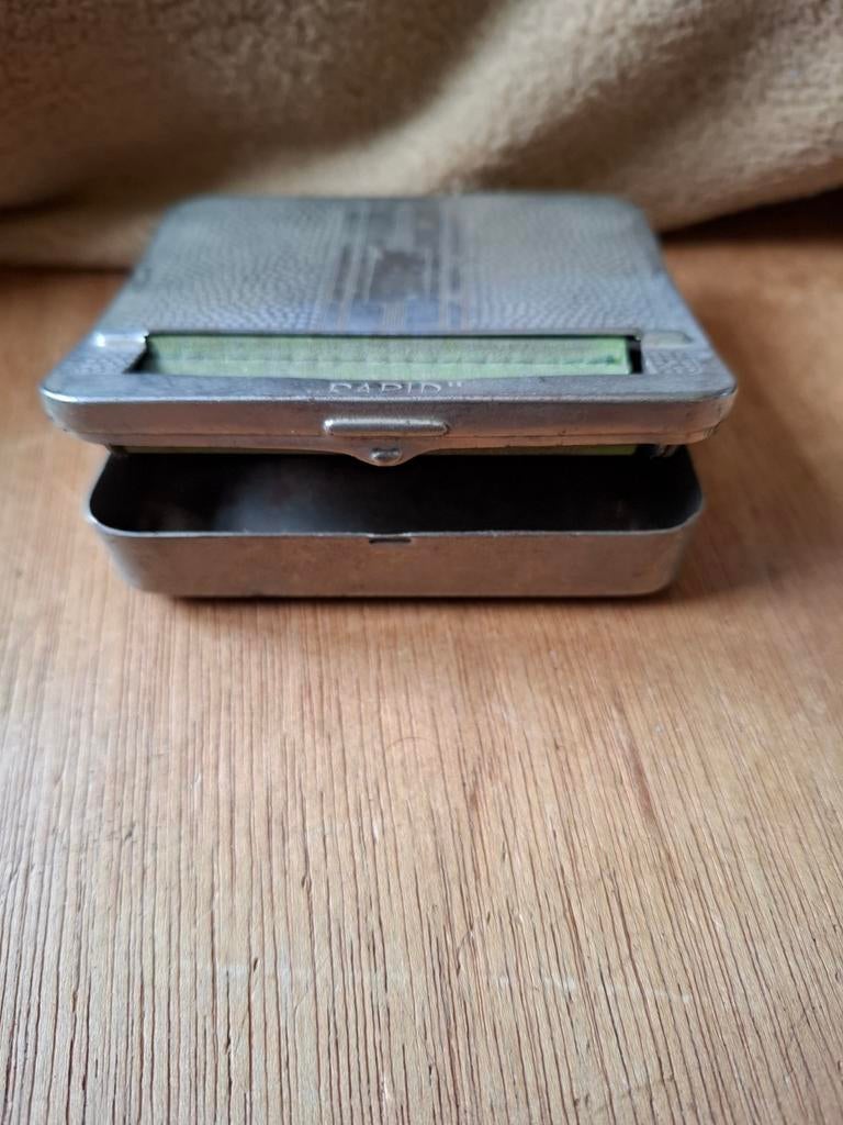 Vieille boîte à tabac dans son jus, Enlèvement