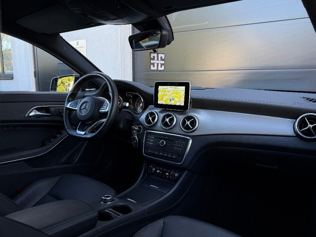 Mercedes CLA 250 4MATIC AMG Line | Leder | H&K | Camera, Auto's, Automaat, CLA, 4 cilinders, Zwart