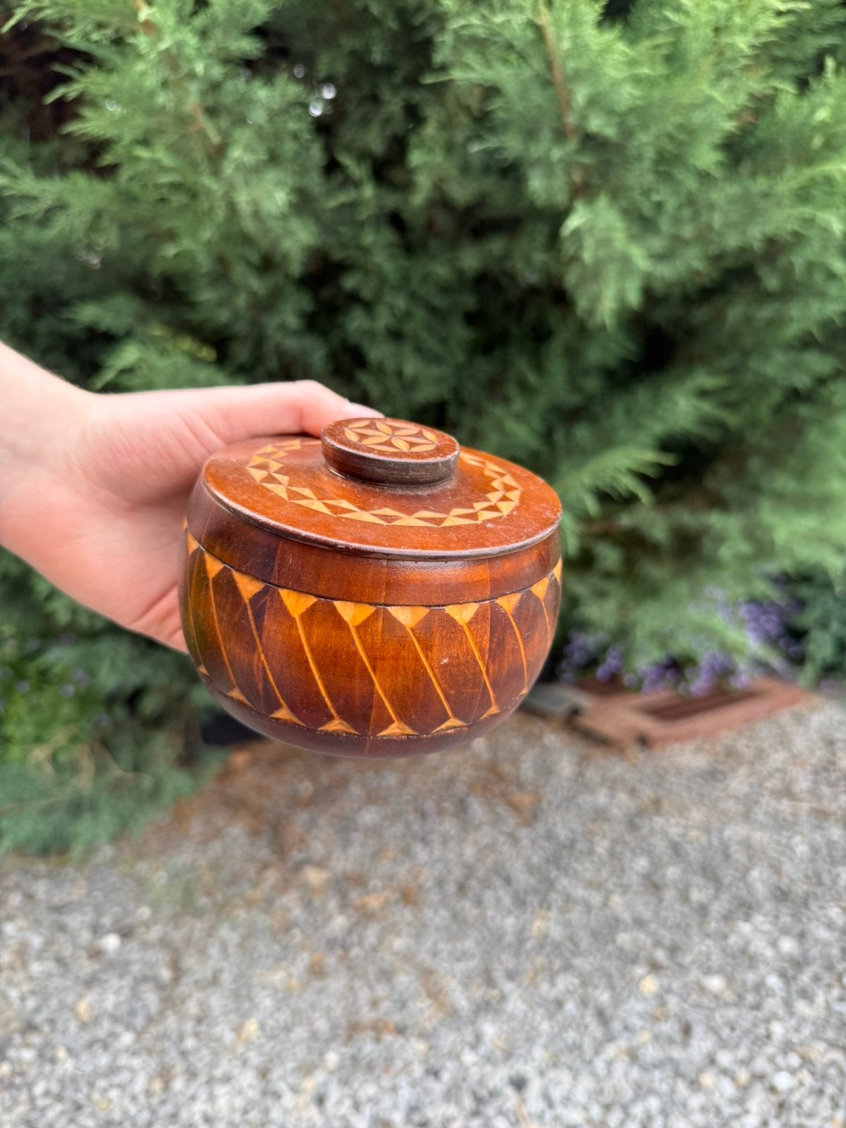 Petite boîte en bois sculpté avec couvercle, Envoi