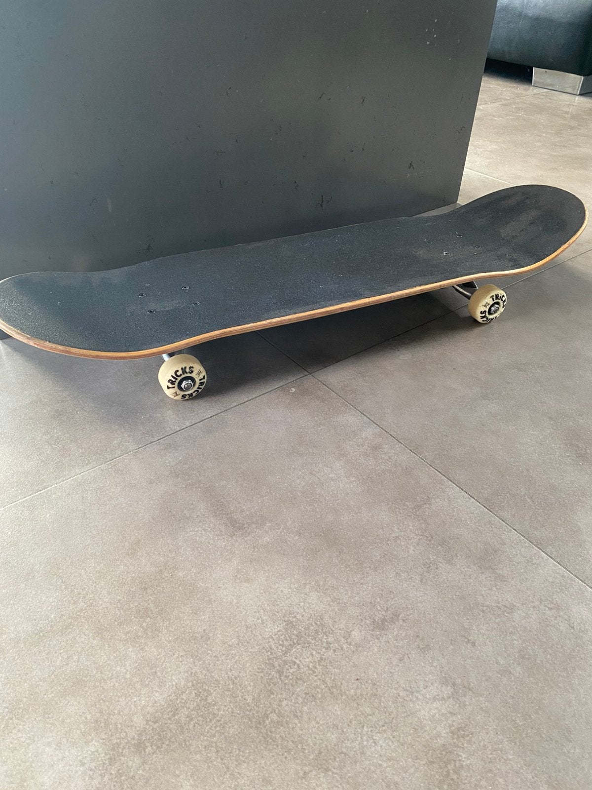 Tricks Complete Skateboard (8") – Skate Hard, Ophalen, Zo goed als nieuw, Skateboard