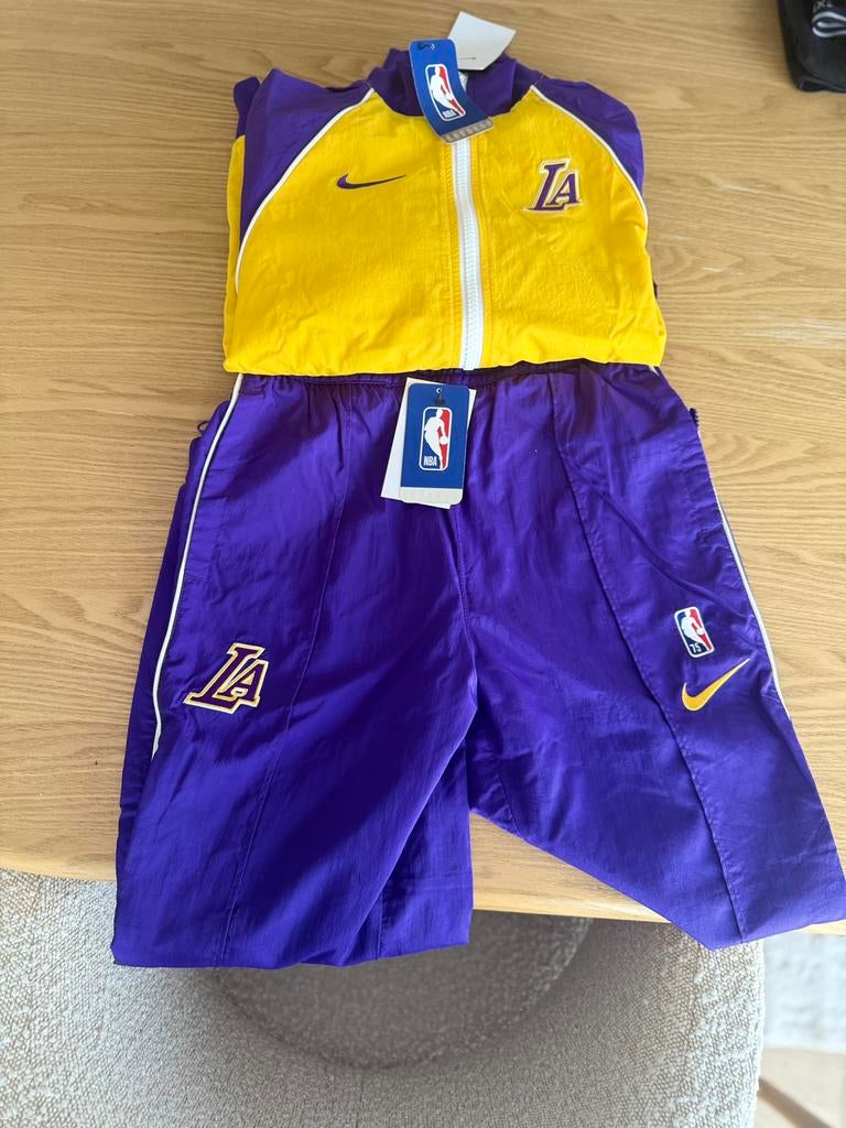LA Lakers NBA Trainingspak – Nieuw met labels, Enfants & Bébés, Vêtements enfant | Taille 152, Enlèvement, Neuf, Garçon