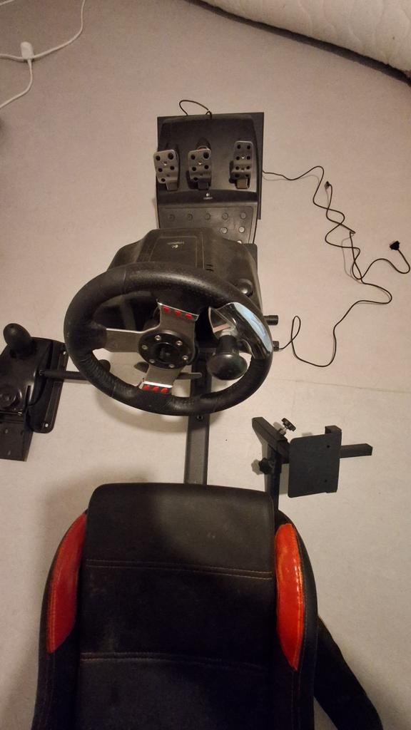 Playseat-simulator met Logitech G27 stuurwielpakket