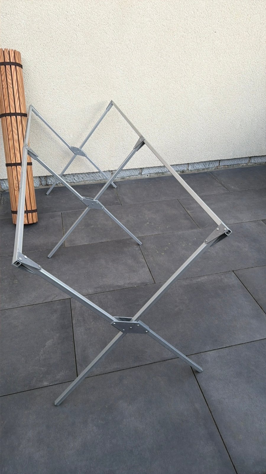 Table rouleau en bois sur trépied, Enlèvement, Comme neuf, Bois