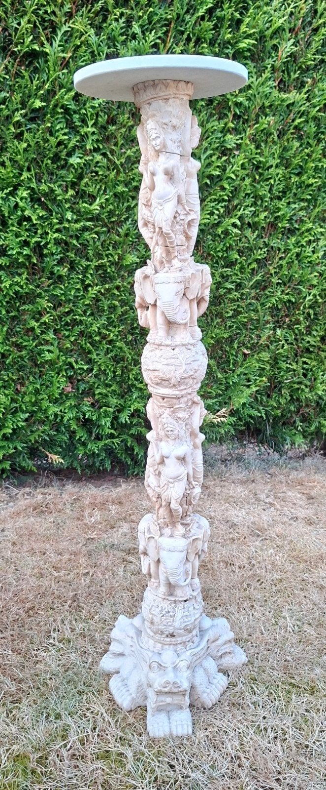 Colonne en albâtre décorée avec dames et éléphants, Enlèvement