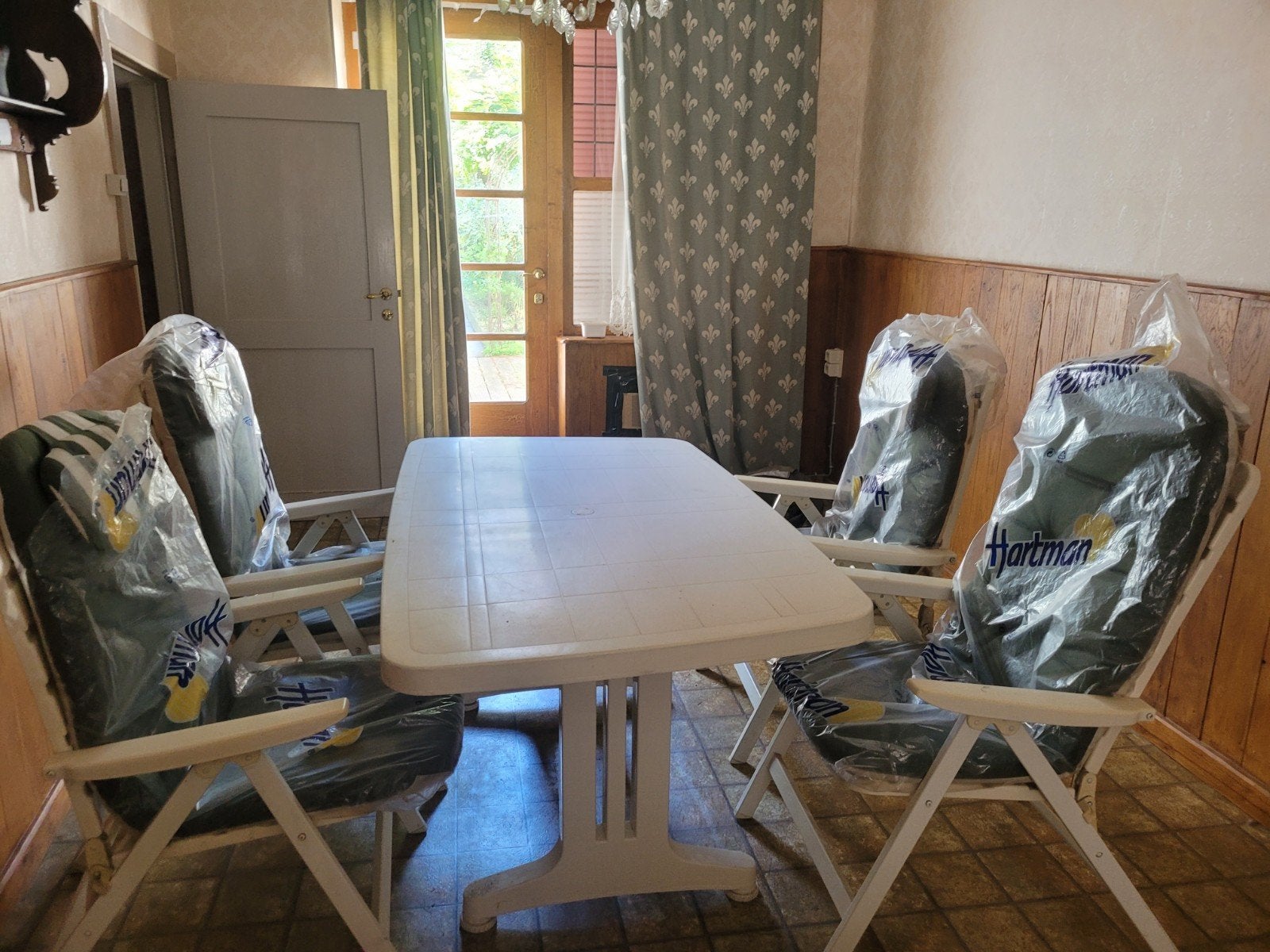 Set de jardin, table et 4 chaises inclinables avec coussins, Enlèvement
