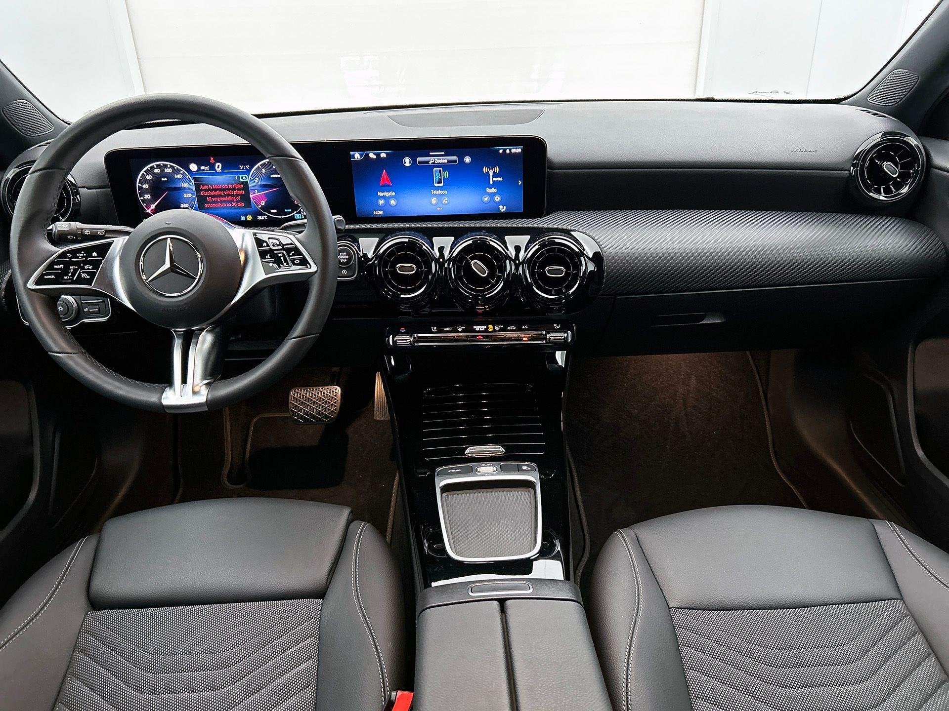 Mercedes-Benz A-klasse 180 Hatchback Essential Line | Verwar, Auto's, Mercedes-Benz, Dealer onderhouden, Stof, Zwart, 4 cilinders
