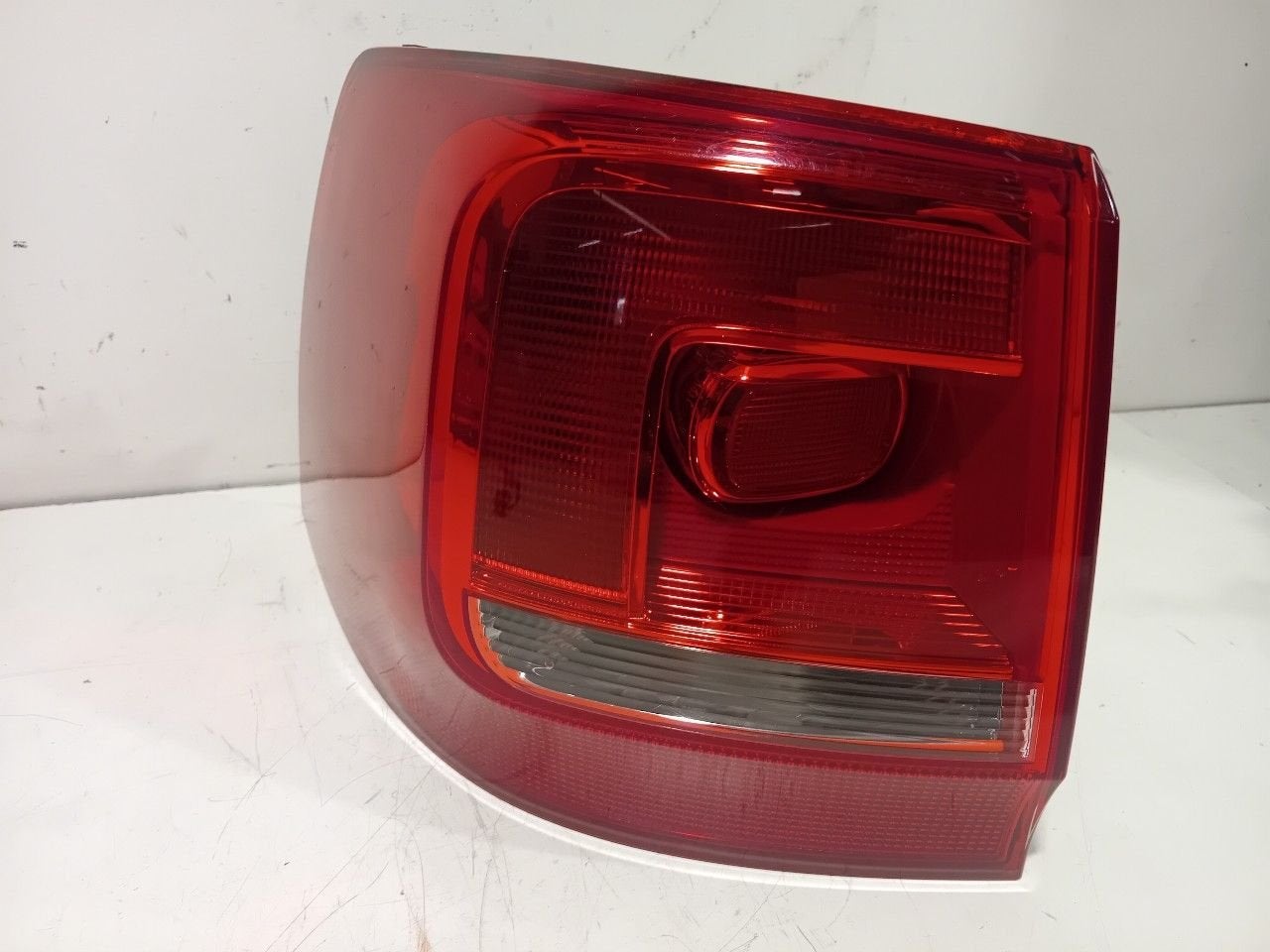 Achterlicht links buiten Volkswagen Sharan, Auto-onderdelen, Onderdelen@venauto.nl, Van der Ven Autorecycling B.V., Gebruikt, Ettenseweg 76, 4706 PB Roosendaal, The Netherlands