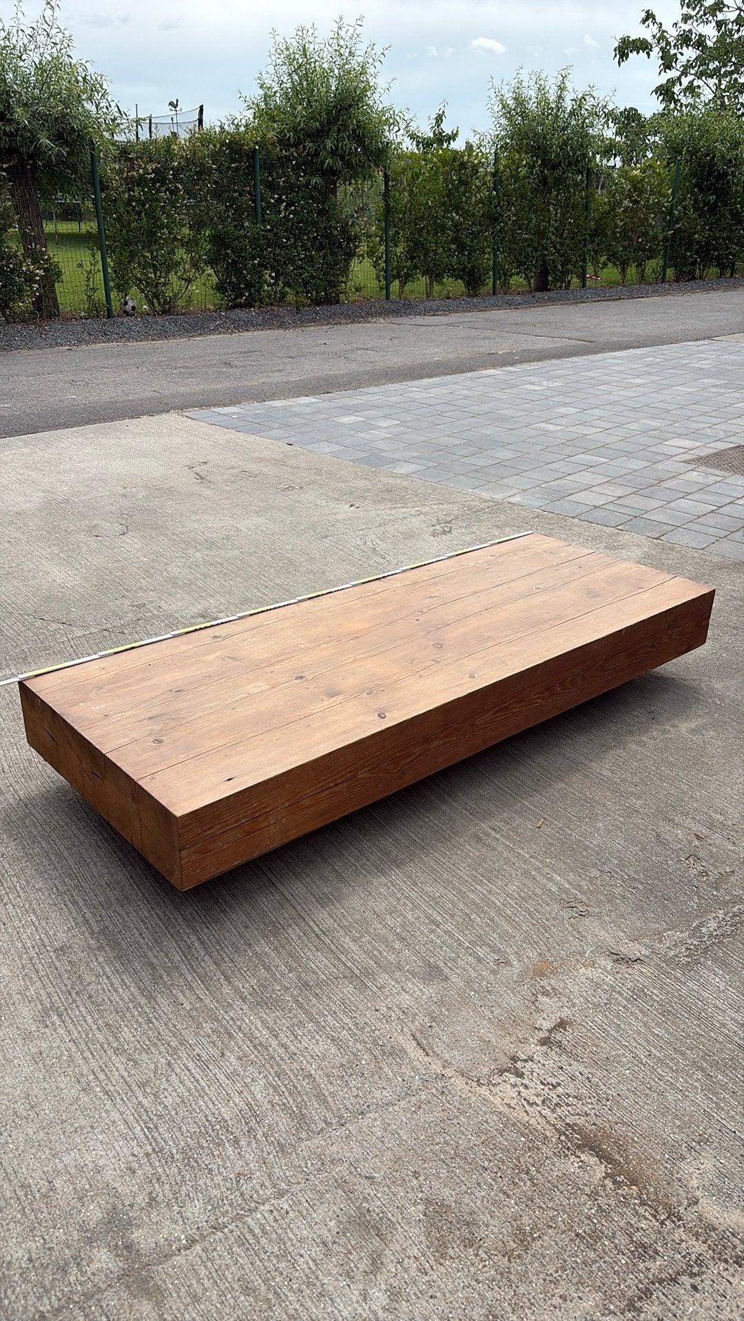 Massieve houten salontafel – grenenhout op wielen, Ophalen, Zo goed als nieuw, Grenenhout