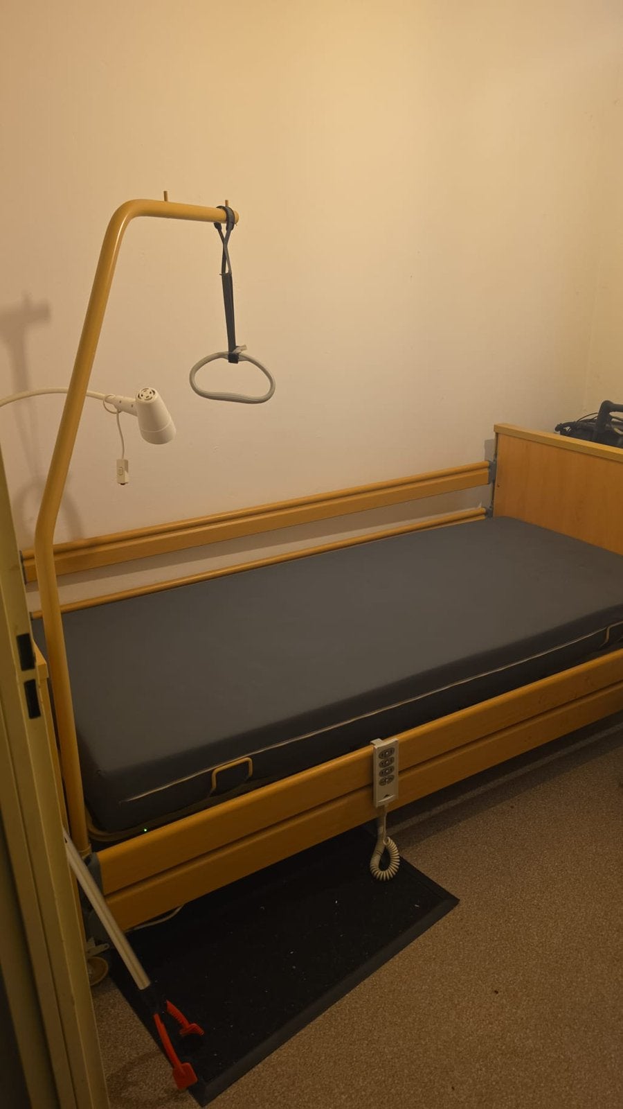 Verzorging/ziekenhuisbed, Ophalen, Zo goed als nieuw