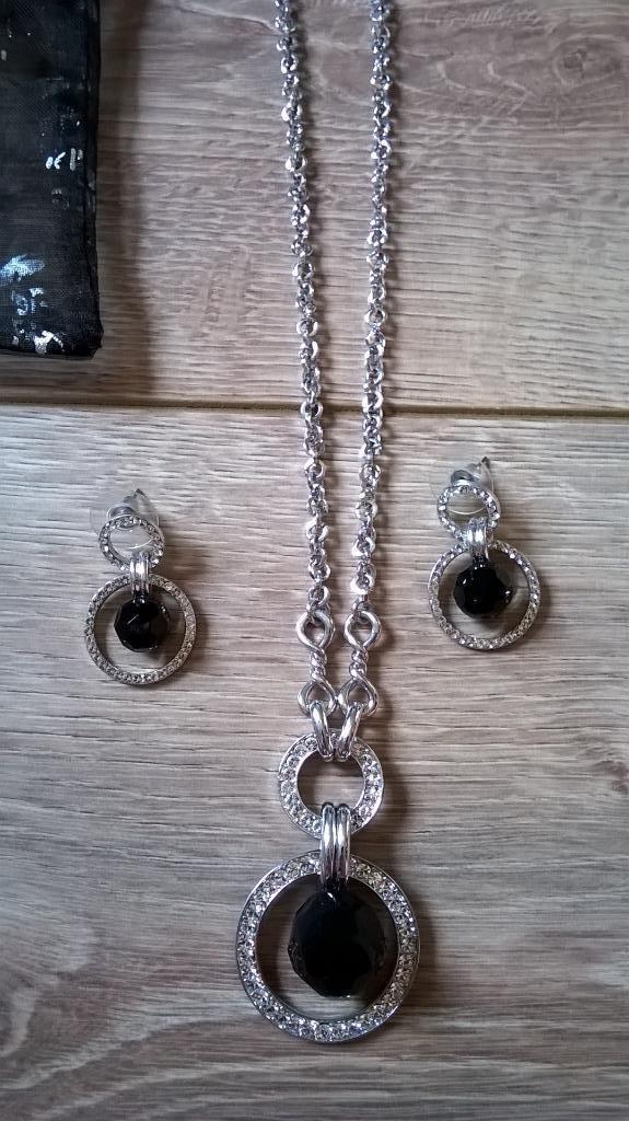 Juwelen sets in nieuwstaat aan 30€ / Set, Handtassen en Accessoires, Overige materialen, Nieuw, Ophalen of Verzenden, Zilver