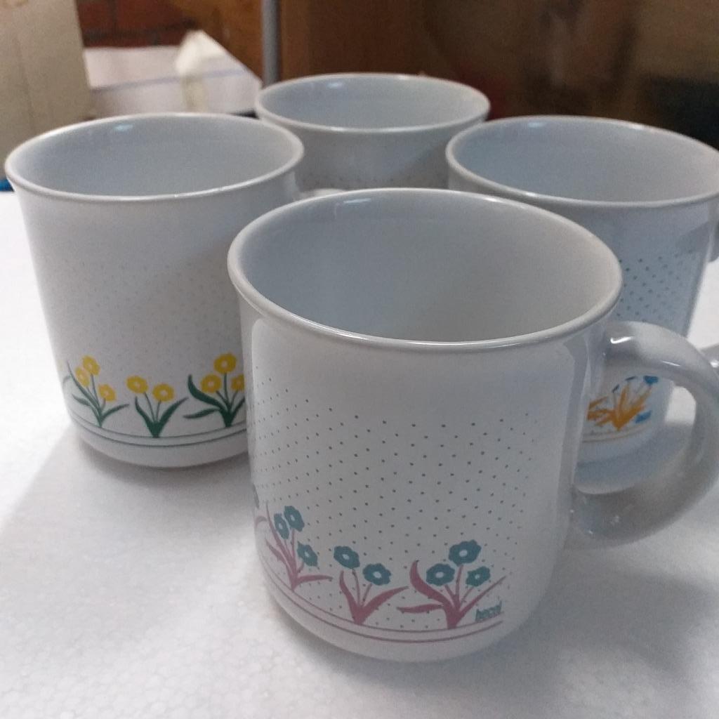 Set van 4 witte mokken met bloemen en stippen, Nieuw, Ophalen of Verzenden, Overige stijlen, Kop(pen) en/of Schotel(s)