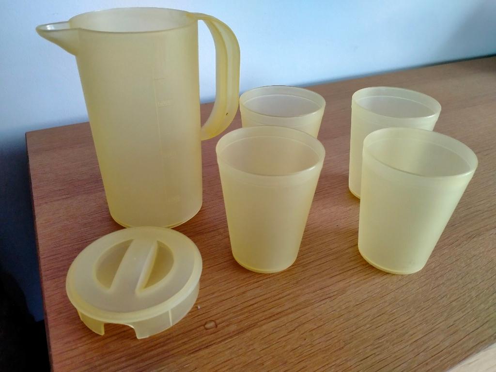 Tasse à mesurer en plastique avec 4 tasses, Enlèvement ou Envoi, Comme neuf, Jaune, Bol ou Canette