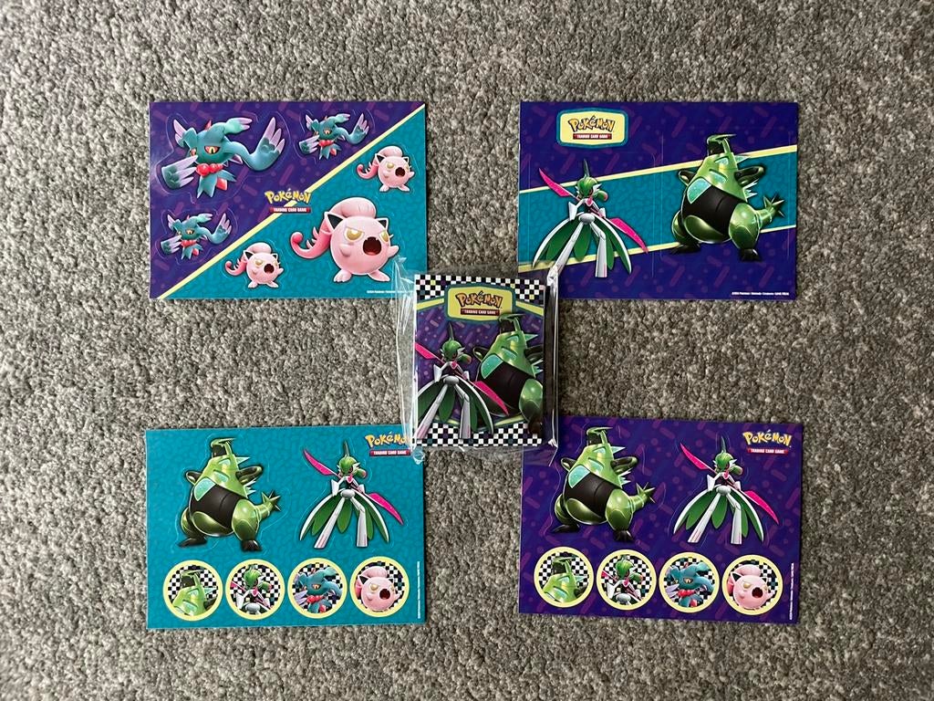 Pokemon portfolio + stickers, Ophalen of Verzenden, Nieuw, Sleeves of Kaarthoesjes, Foil