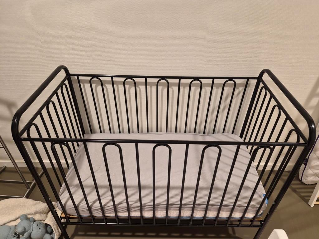 Zwart metalen bed en ergosleep matras, Ophalen, Zo goed als nieuw, Minder dan 140 cm, Matras