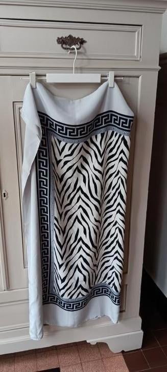 Zijden sjaal, Kleding | Dames, Ophalen of Verzenden, Zo goed als nieuw, Sjaal