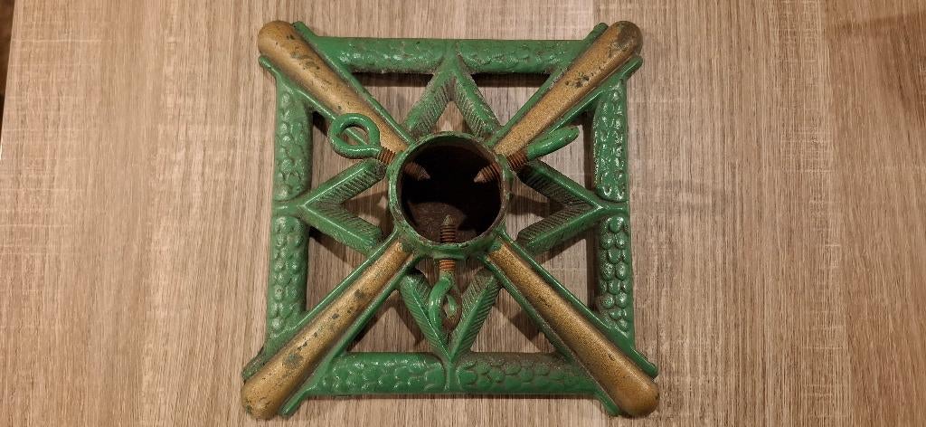 Socle de sapin de Noël en fonte avec une très belle patine, Enlèvement