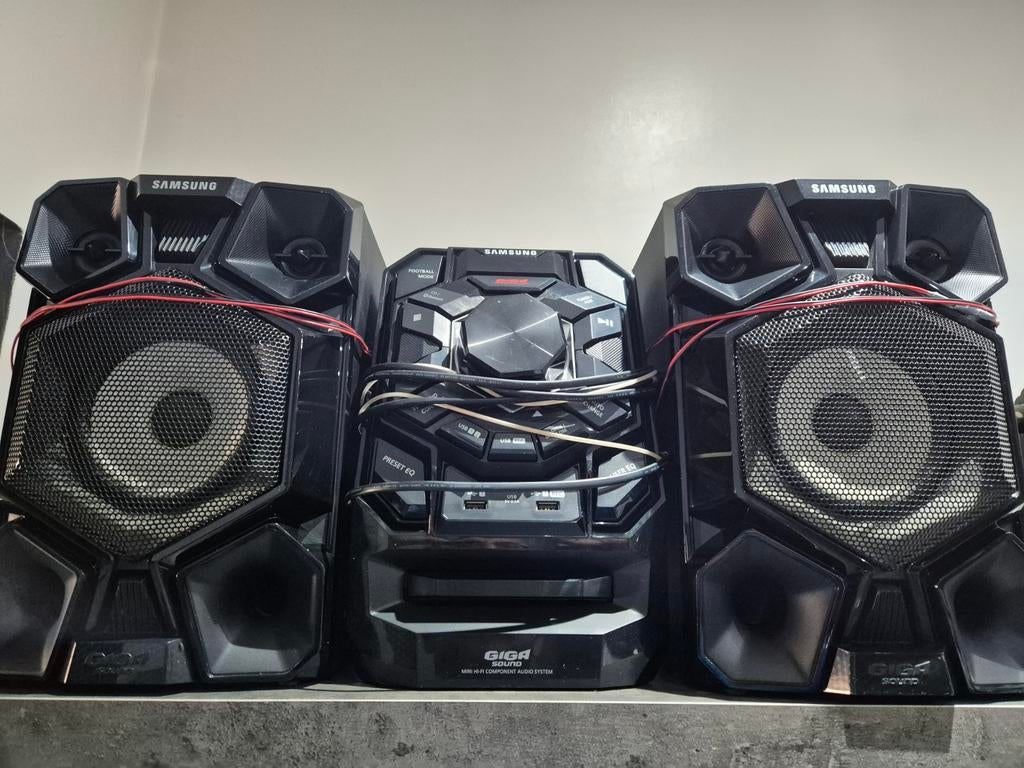 CHAÎNE HI-FI SAMSUNG GIGA SOUND CD USB BLUETOOTH, Enlèvement, Comme neuf, Ensemble complet