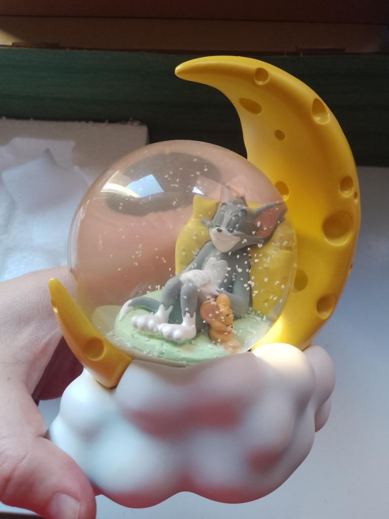 soap studio snow globe tom & jerry cheese moon nieuw in doos, Verzamelen, Ophalen of Verzenden, Nieuw, Tv, Beeldje, Replica of Model
