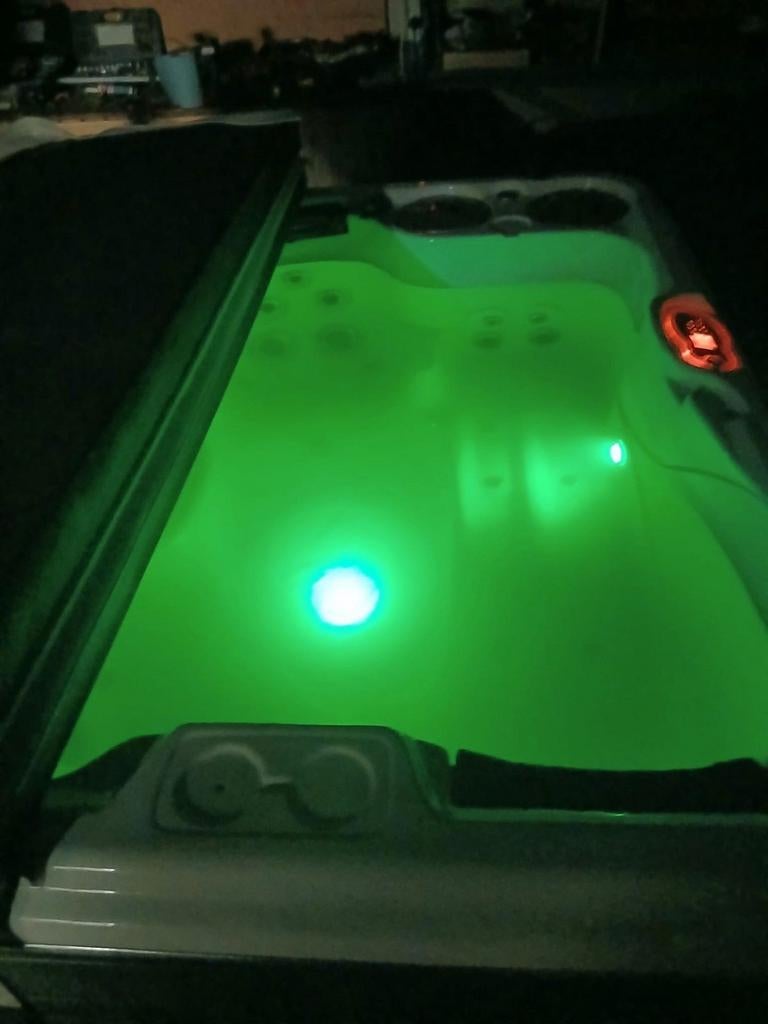 Jacuzzi fourni installé. Avec 1 an de garantie, Enlèvement ou Envoi