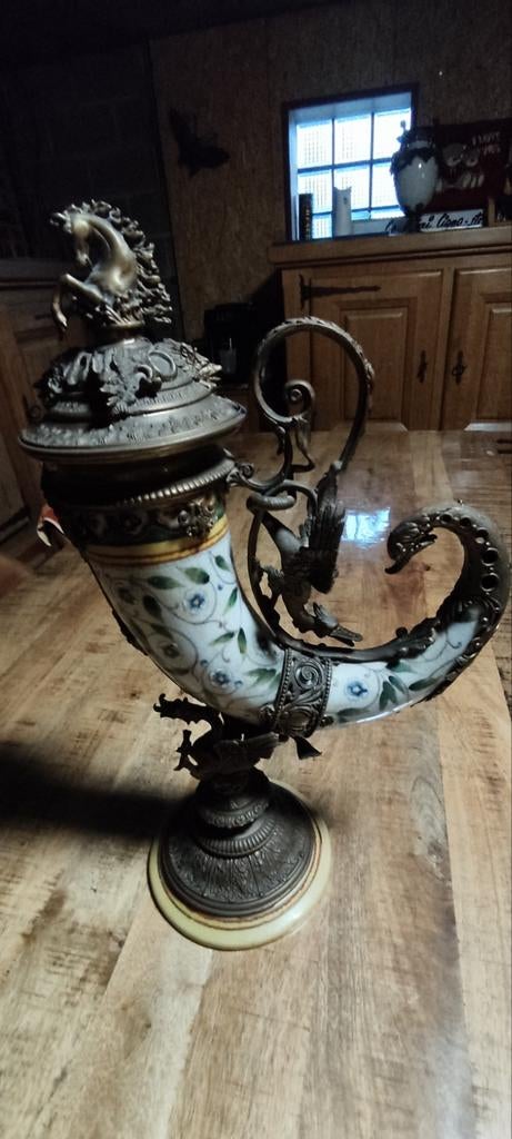 Vaas, hoorn des overvloed, met signatuur. € 695., Ophalen