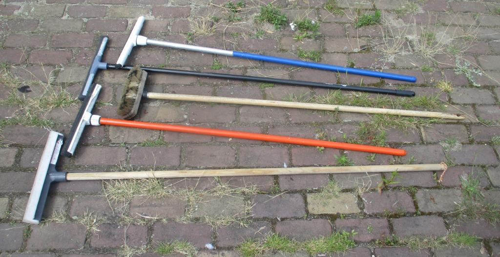4 Vloertrekkers en 1 Schuurborstel, Ophalen