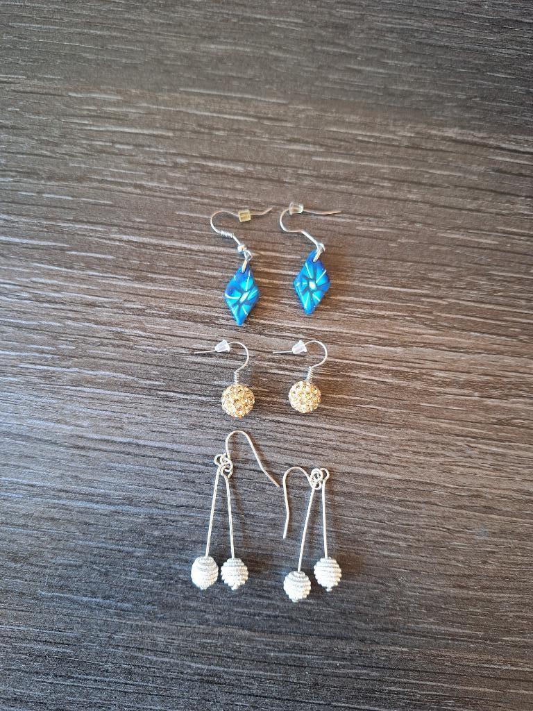blauw - zilveren- en goudkleurige oorringen, Bijoux, Sacs & Beauté, Boucles d'oreilles, Neuf, Pendantes, Autres matériaux, Bleu