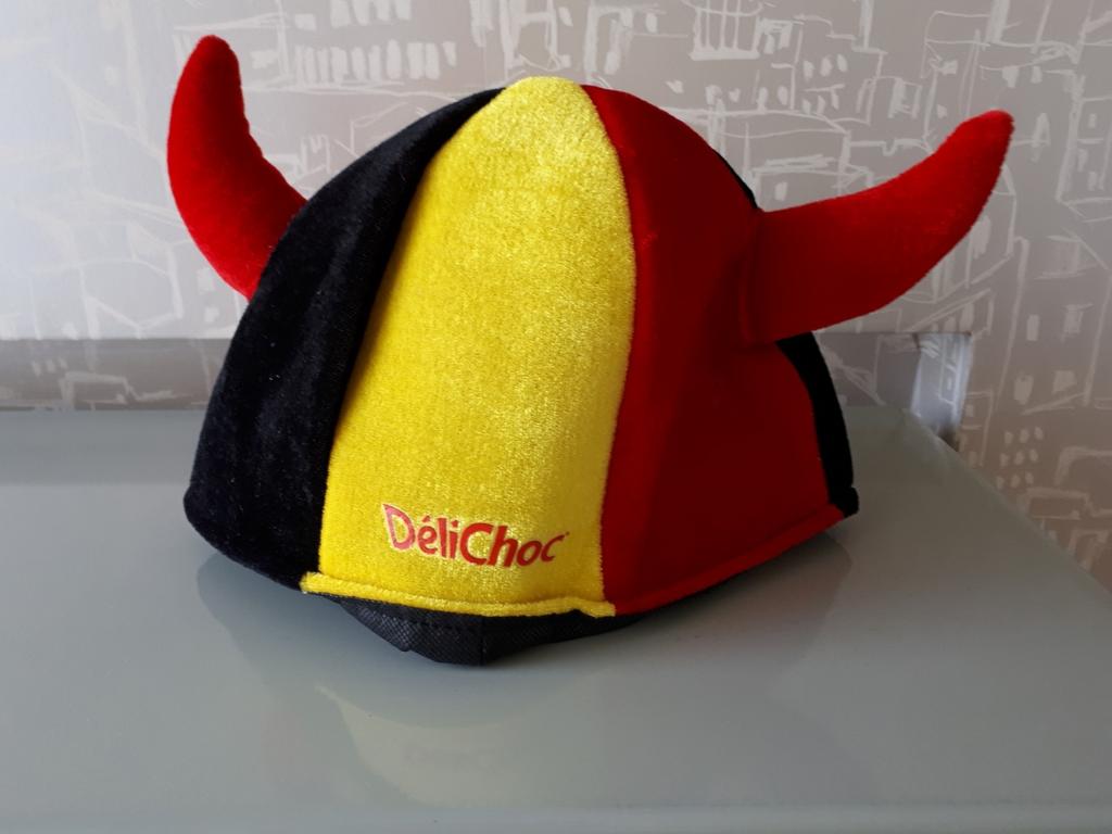 Rode duivels muts in de Belgische kleuren, Ophalen of Verzenden, Zo goed als nieuw