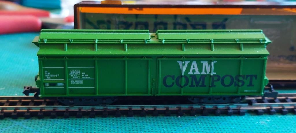 NLK 0403 ROCHER EN COMPOST ET WAGON GRIS 1/160, Wagon, Comme neuf, Roco, Courant continu