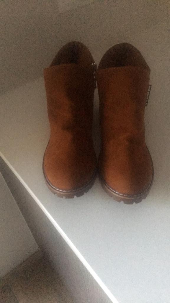 Enkellaarsjes Beige daim nieuw, Beige, Nieuw, Ophalen of Verzenden, Iu IU gong ZHG