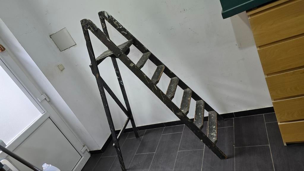 ancien échelle en bois avec 7 marches solide stable