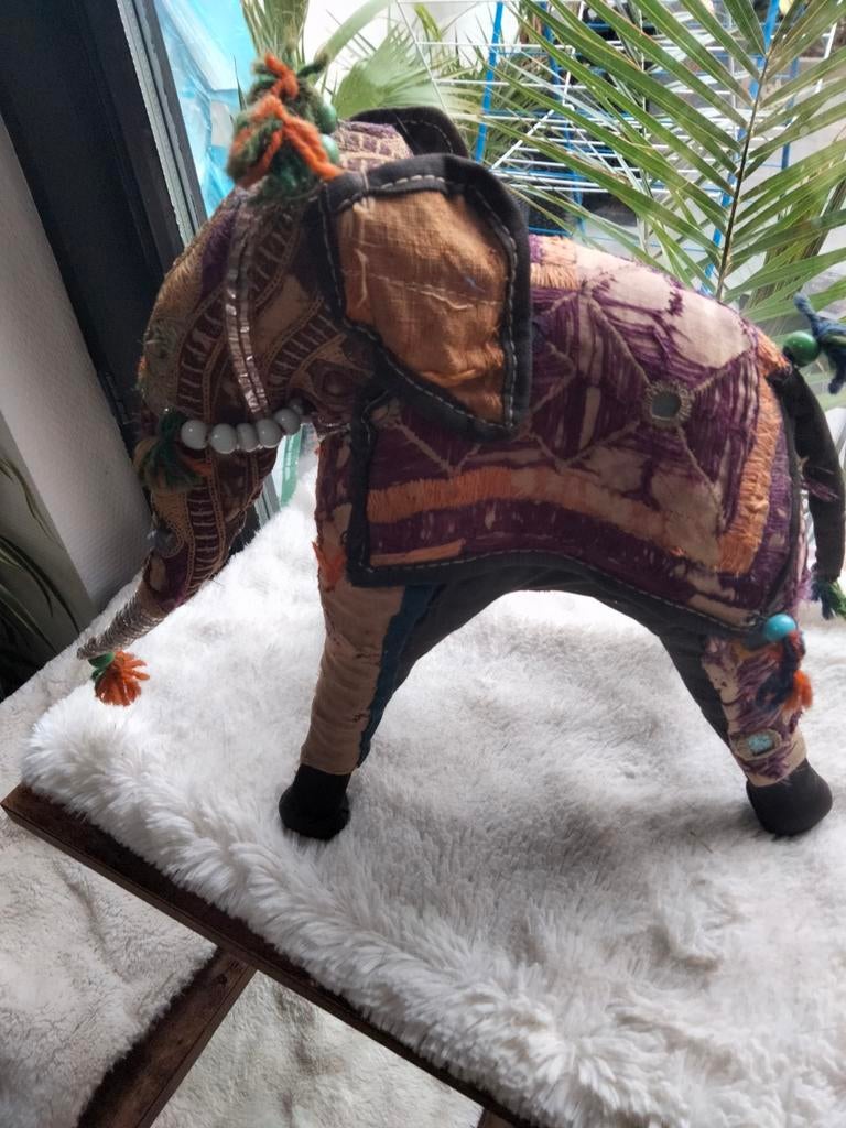 olifant in stof en afgewerkt met kraaltjes Made in India., Enlèvement ou Envoi