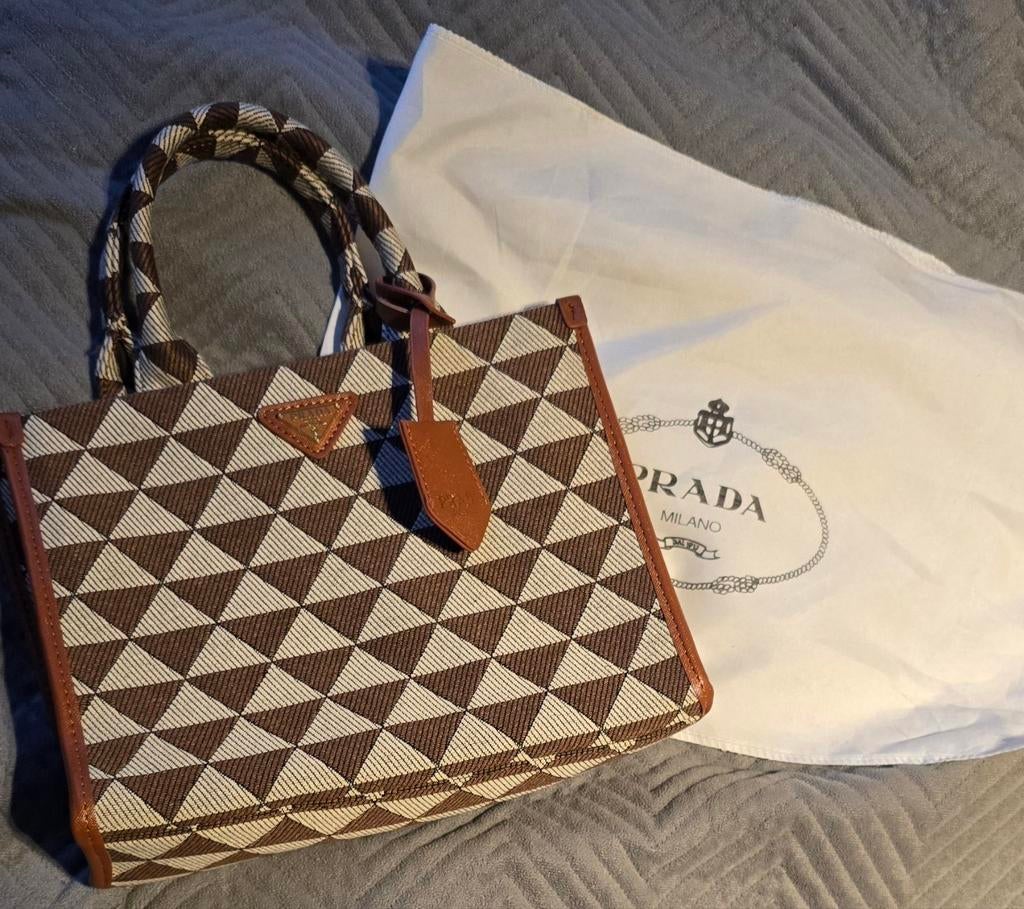 Prada, Enlèvement ou Envoi, Comme neuf