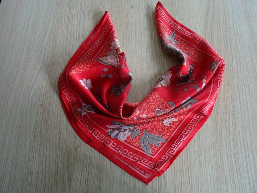 Zijden sjaaltje rood met bloemen., Ophalen of Verzenden, Gedragen, Sjaal