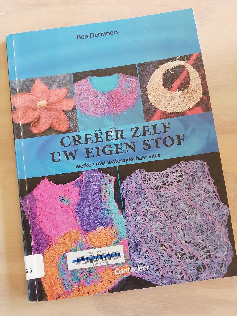 Boek : Creëer zelf uw eigen stof  Bea Demmers, Hobby en Vrije tijd, Ophalen of Verzenden