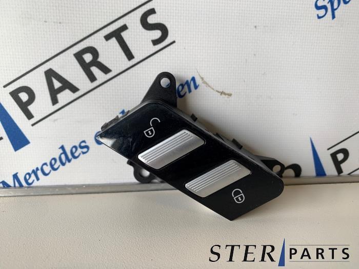 Commutateur verrouillage central des portes d'un Mercedes S-, Autos : Pièces & Accessoires, Enlèvement ou Envoi, 3 mois de garantie
