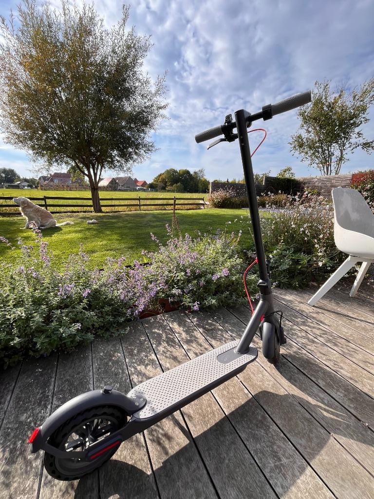 E-step in nieuwstaat - weinig gebruikt + gratis helm, Fietsen en Brommers, Ophalen, Zo goed als nieuw, Elektrische step (E-scooter)