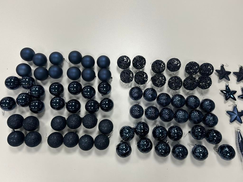 Set van 92 donkerblauwe kerstballen, sterren en ijspegels, Ophalen, Zo goed als nieuw