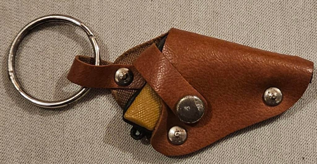 Miniatuurpistool in leren holster sleutelhanger, Ophalen of Verzenden