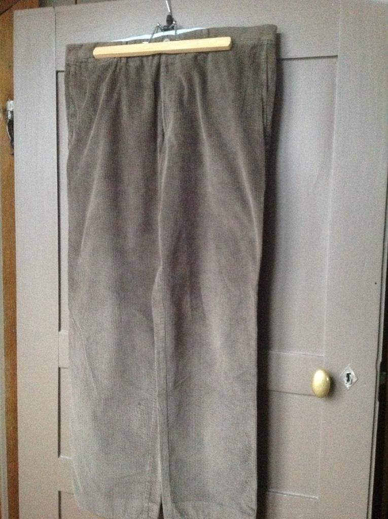 Pantalon velours Boss - Taille 52, Boss, Taille 52/54 (L), Brun, Enlèvement