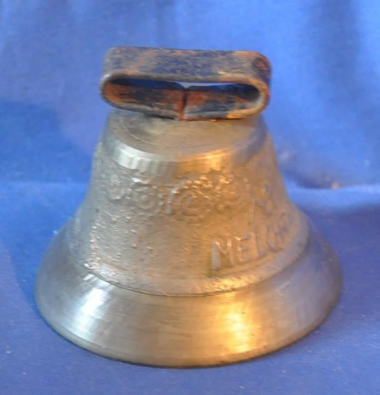 clochette a suspendre en bronze marquée melchtal, Antiquités & Art, Enlèvement ou Envoi, Bronze