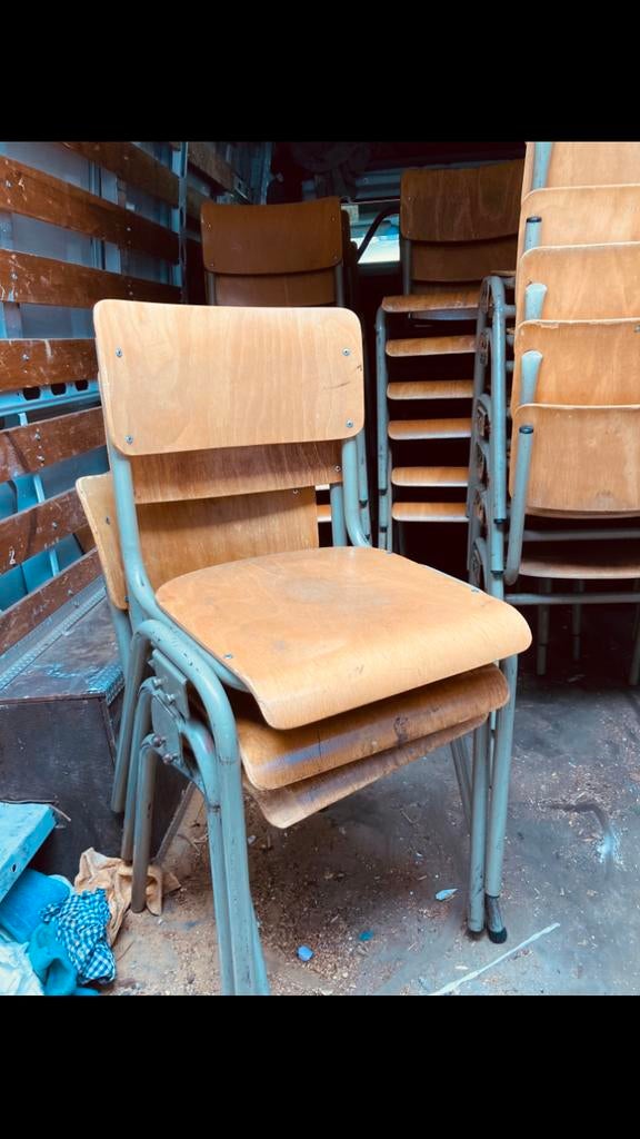 Vintage houten schoolstoelen en stapelstoelen, Ophalen
