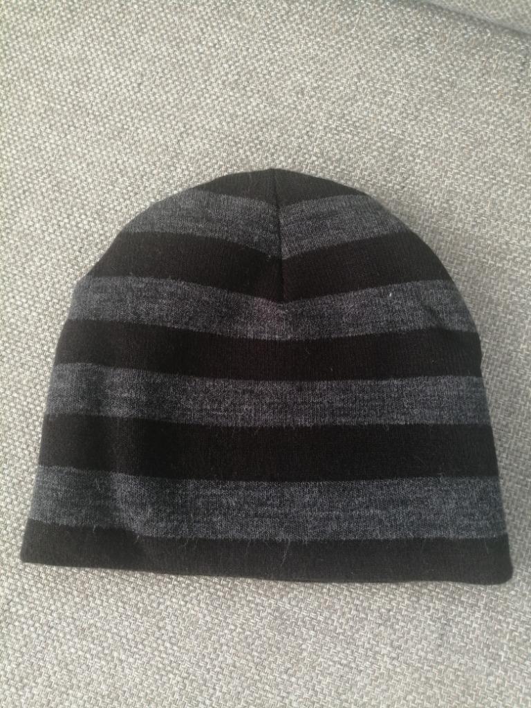 Muts zwart-grijs gestreept, Enfants & Bébés, Vêtements de bébé | Bonnets, Écharpes & Moufles, Neuf, Garçon, C&A, Enlèvement