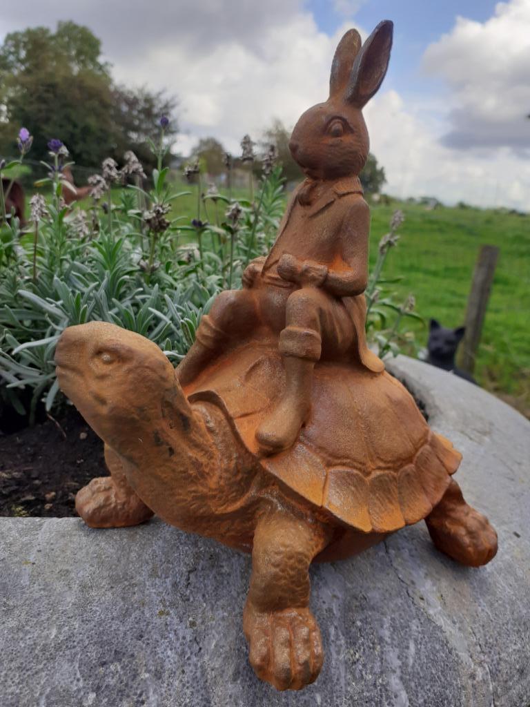 Prachtig gietijzeren beeld (de haas en de schildpad), Ophalen of Verzenden, Nieuw, Overige materialen, Dierenbeeld