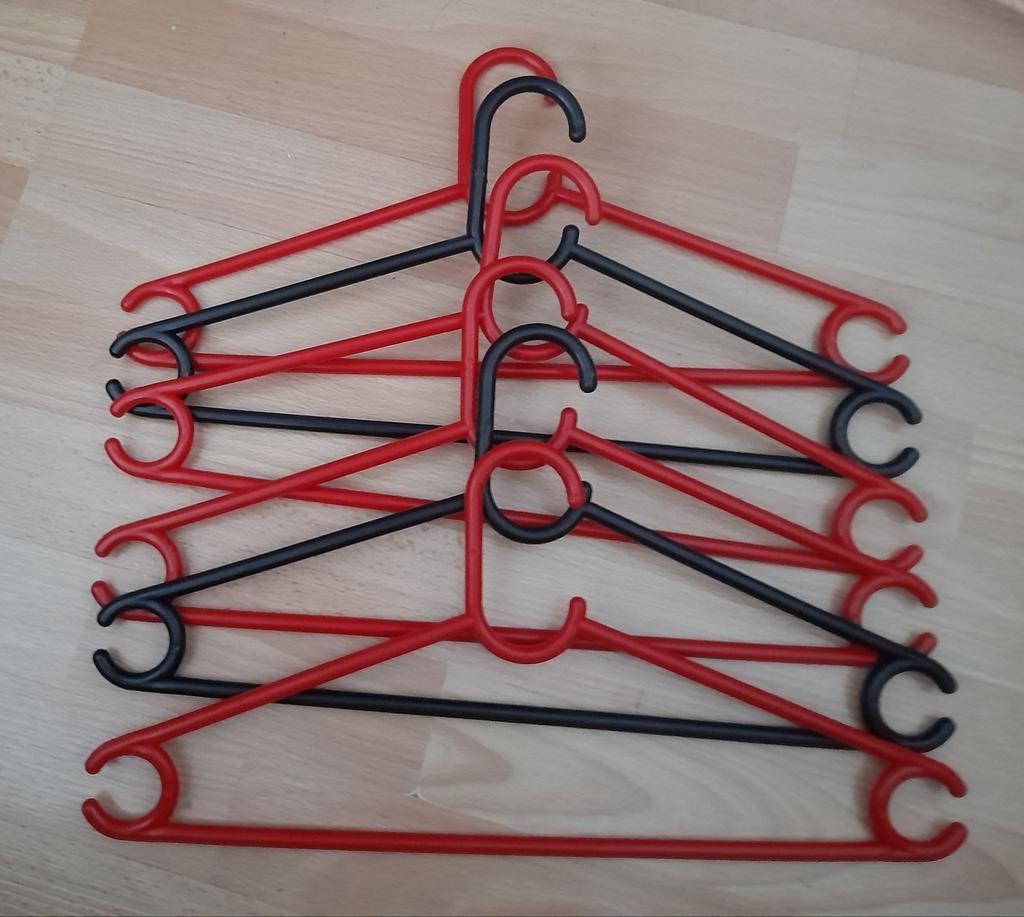 Lot de cintres noirs et rouges, Enlèvement, Comme neuf, Plastique