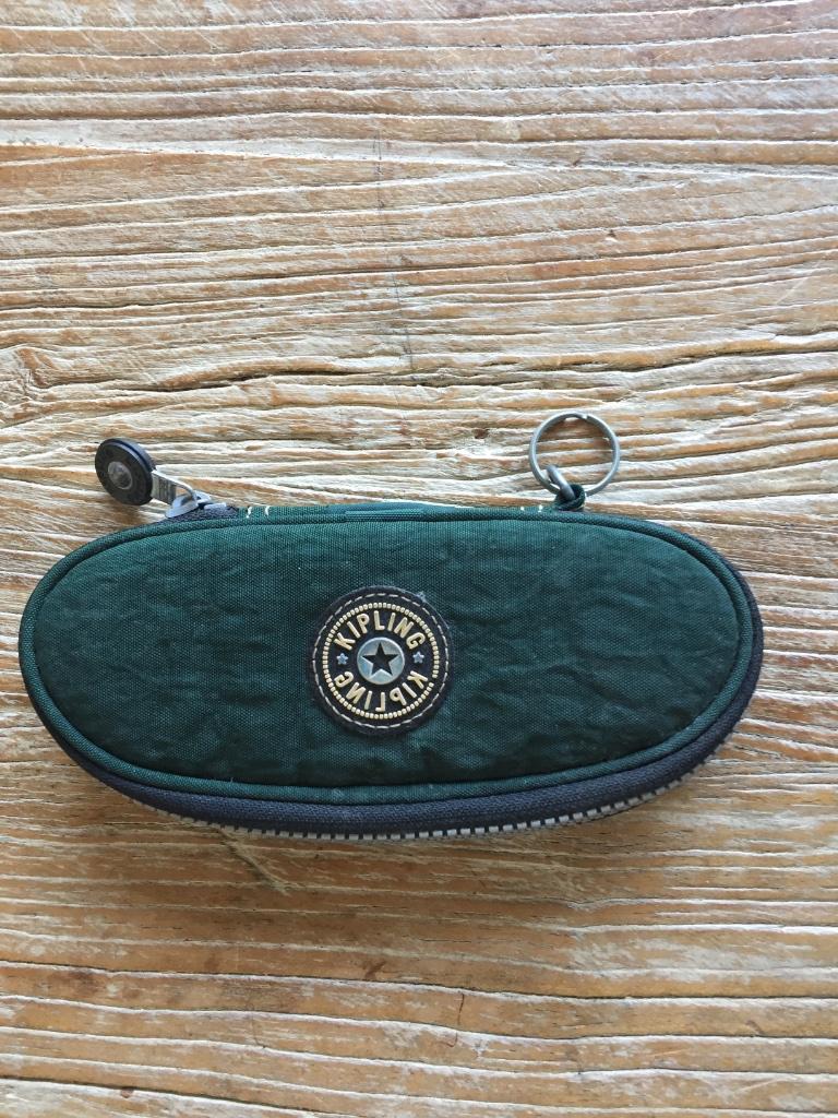 Kleine pennenzak kipling, Ophalen
