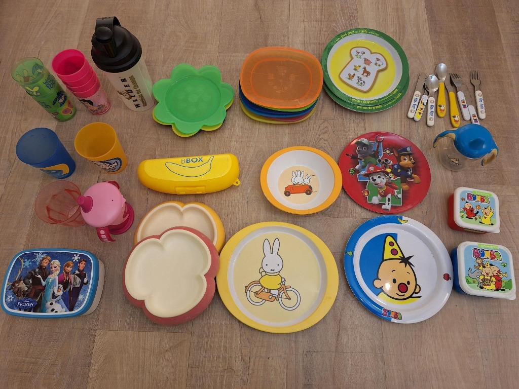Plastiek bordje, drinkbekers, fruitdoosjes, boterhammendoos, Ophalen of Verzenden, Gebruikt