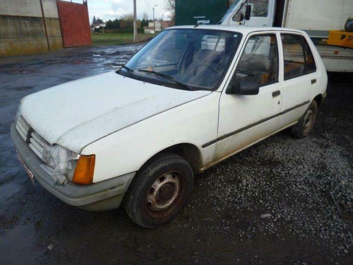 pare brise  peugeot  205 blanche, Gebruikt, Peugeot