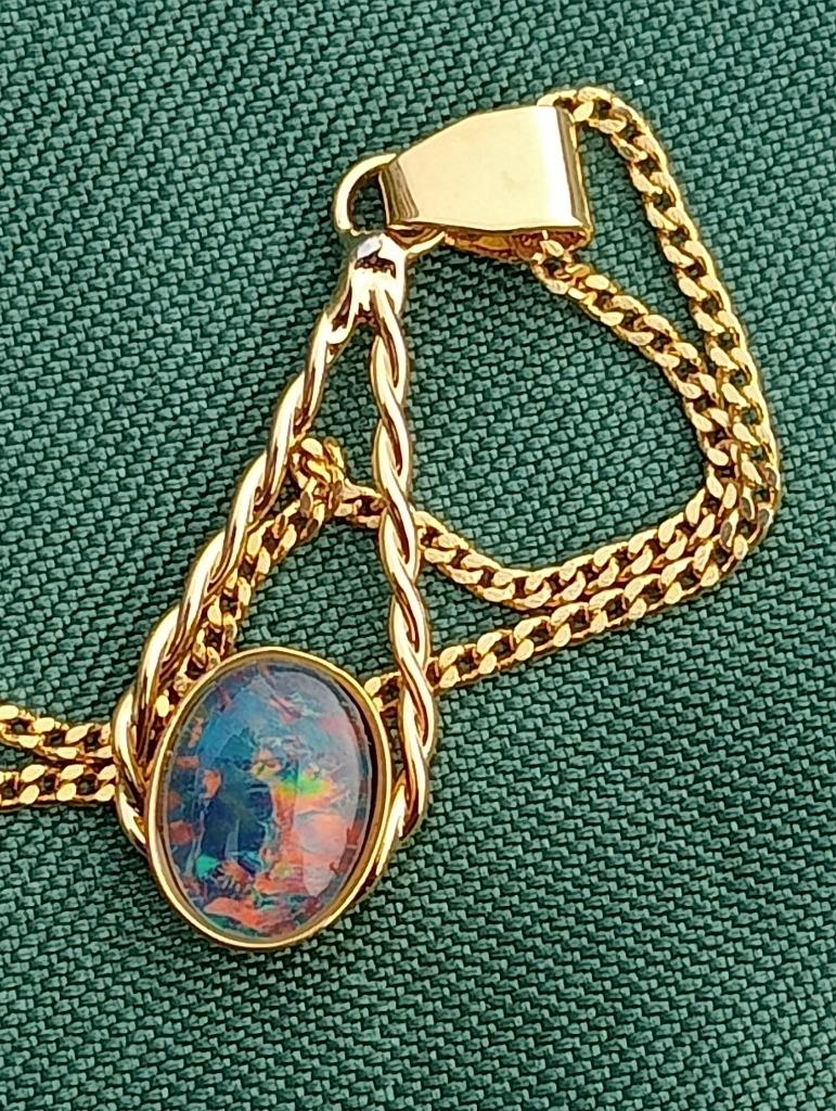 Collier triplet d'opales plaqué or 14K avec pendentif, Neuf, Enlèvement ou Envoi, Avec pierre précieuse, Argent