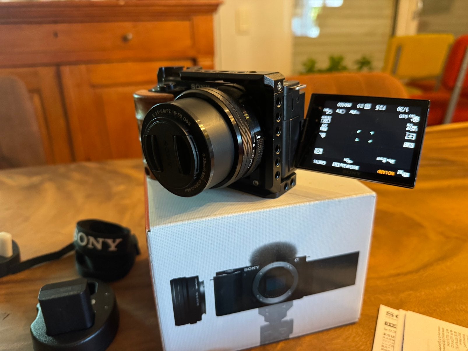 Sony ZV-E10 + 16-50mm lens + SmallRig Cage (Hout) & Access., Ophalen of Verzenden, Zo goed als nieuw, Camera, Sony