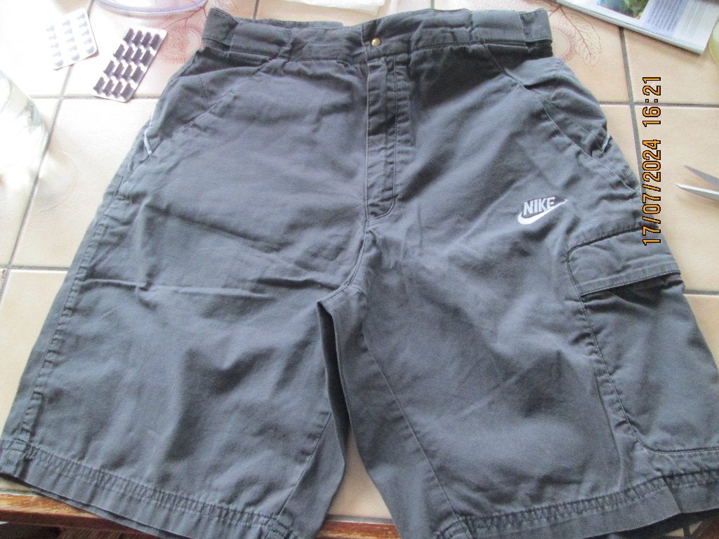 Bermuda "NIKE" Taille S, Kleding | Heren, Broeken en Pantalons, Ophalen, Nike, Zo goed als nieuw, Grijs